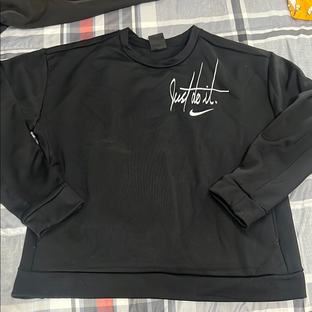 Women’s Nike Black Crewneck Sweatshirt!